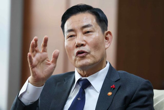 질문에 답하는 신원식 장관