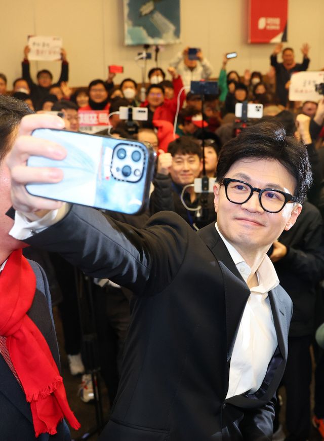 부산 찾은 한동훈의 셀카<YONHAP NO-3642>