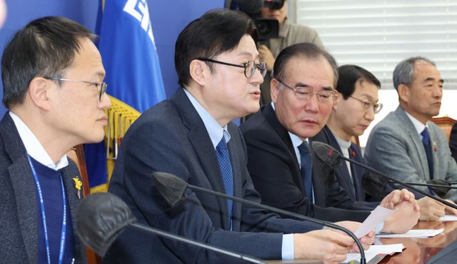 발언하는 홍익표 원내대표<YONHAP NO-2861>