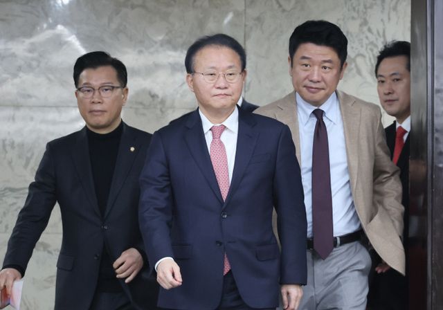 원내대책회의 참석하는 윤재옥 원내대표<YONHAP NO-2677>
