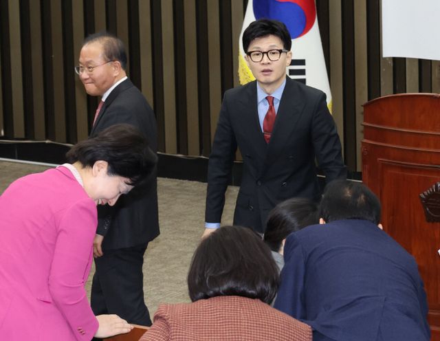 의총 퇴장하는 한동훈 비대위원장<YONHAP NO-2409>