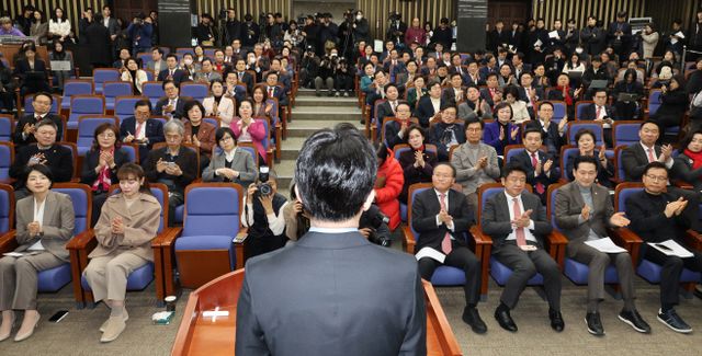 비대위원장 발언 듣는 국민의힘 의원들<YONHAP NO-2391>
