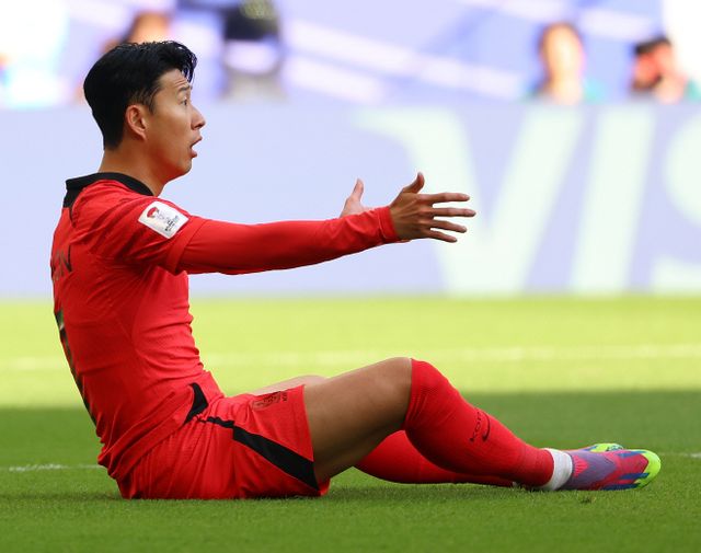 주심에게 어필하는 손흥민<YONHAP NO-0195>
