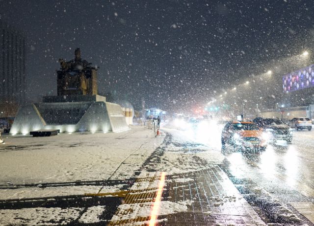 월요일 새벽, 요란하게 날리는 눈발