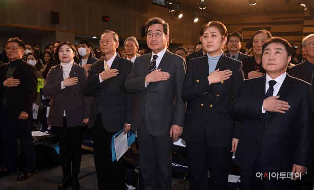 [포토] 국민의례하는 이낙연