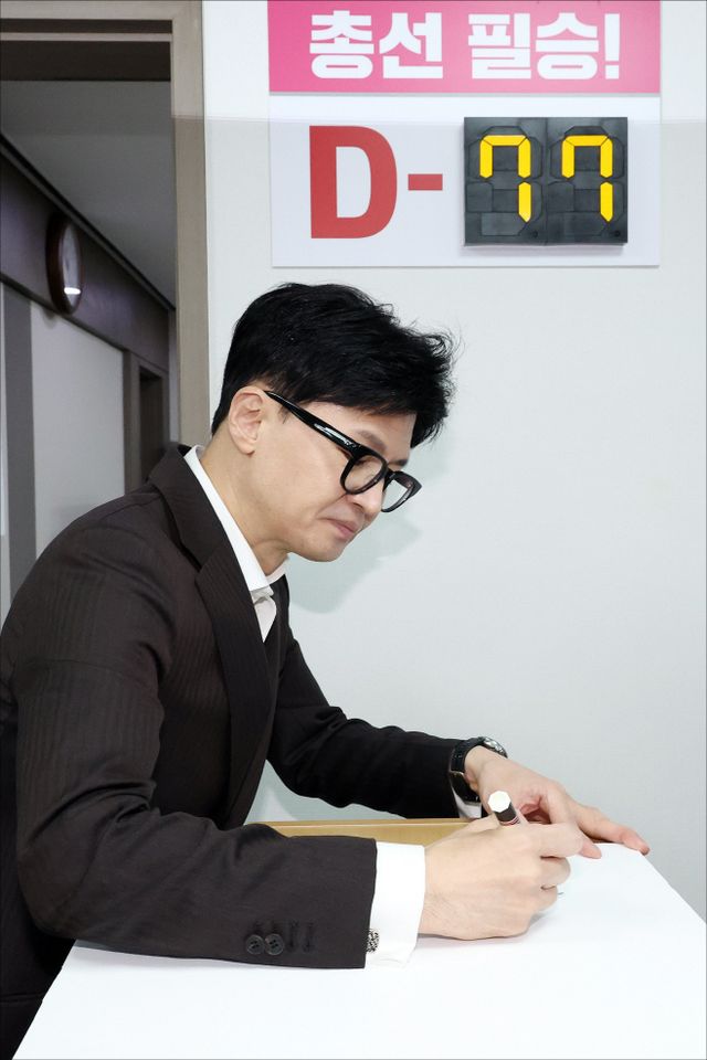 한동훈, 당 사무처 방문