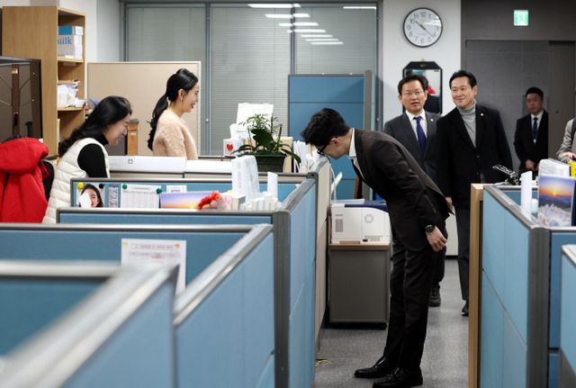 한동훈, 당 사무처 방문