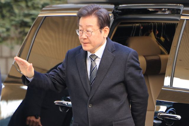 공판 출석하며 지지자 향해 손 흔드는 이재명 대표