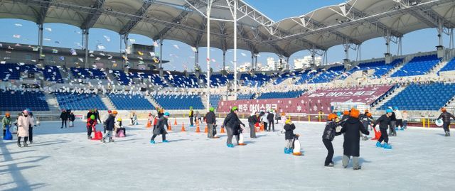 한파 누그러진 주말…도심서 즐기는 스케이트