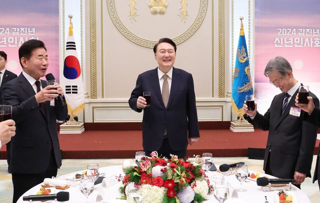 김진표 국회의장 건배사 듣는 윤석열 대통령