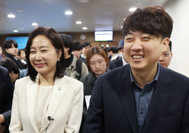 미소짓는 이준석-허은아<YONHAP NO-1088>