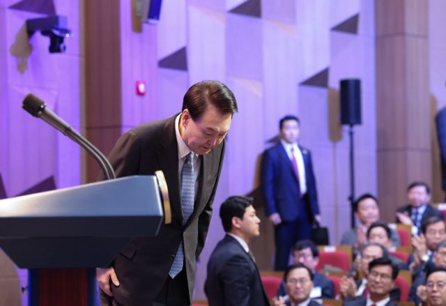 인사하는 윤석열 대통령<YONHAP NO-1718>