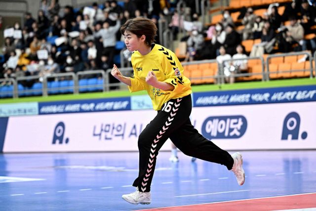 세이브 후 주먹을 불끈 쥔 인천광역시청 이가은