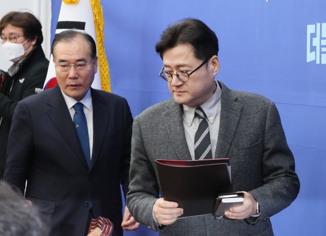 원내대책회의 참석하는 홍익표 원내대표와 이개...