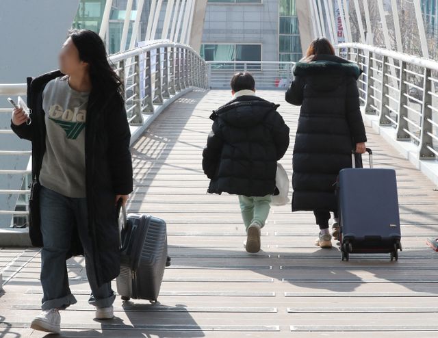 역 앞에 모여든 귀성객들