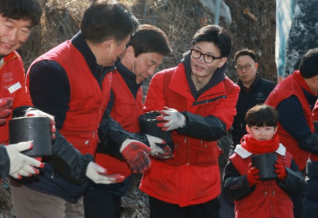 연탄 나눔 봉사 나선 한동훈 비대위원장<YONHAP NO-2583>