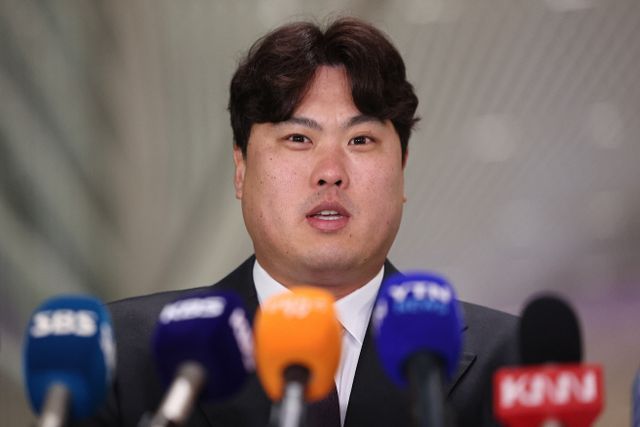 12년 만에 KBO 복귀 소감 밝히는 류현진<YONHAP NO-1016>