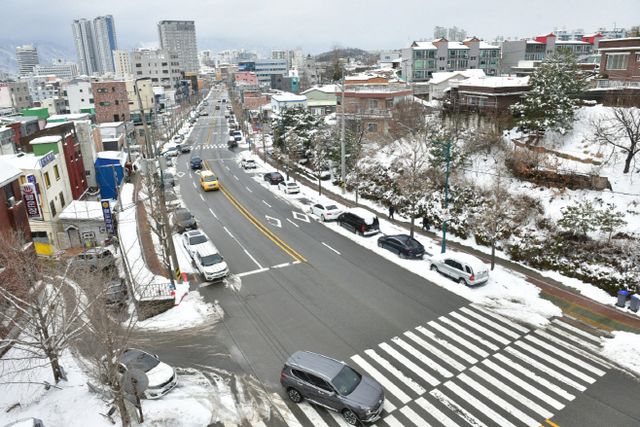폭설내린 속초시 제설작업..일상 찾은 도심