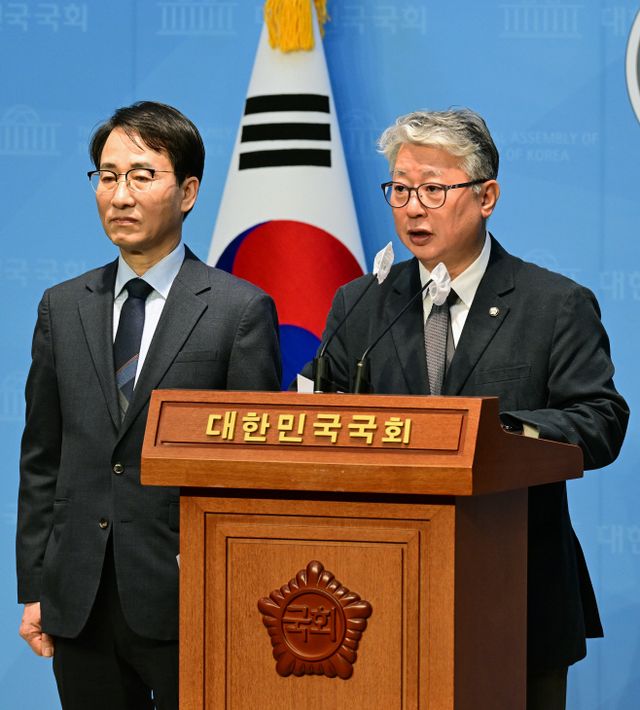 [포토] 조응천·이원욱 '제3지대 통합공관위 구성하자'