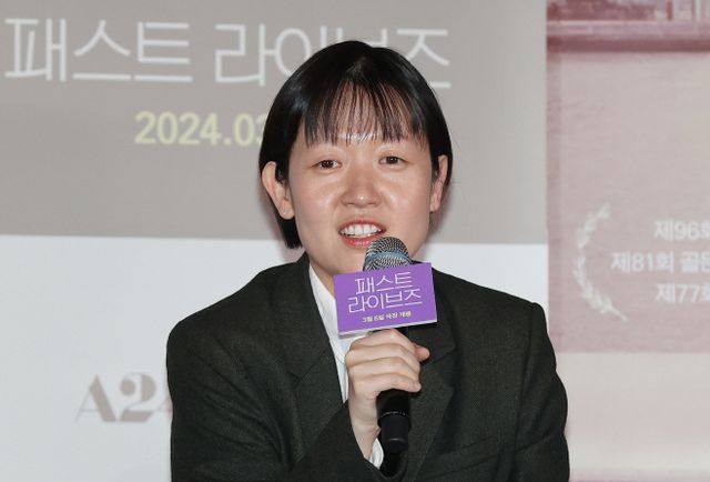 질문에 답하는 셀린 송 감독