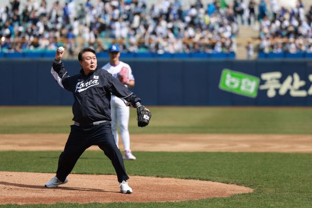 230401_01_프로야구 개막전 시구_020