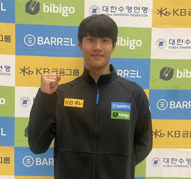 까맣게 타서 돌아온 황선우<YONHAP NO-3379>