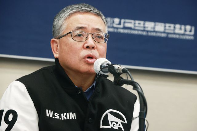 질문에 답하는 김원섭 KPGA 회장<YONHAP NO-1958>