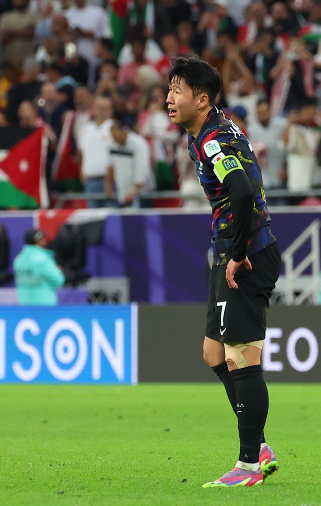 안타까움 감추지 못하는 손흥민<YONHAP NO-0666>