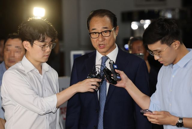 질문에 답하는 이성만<YONHAP NO-0063>