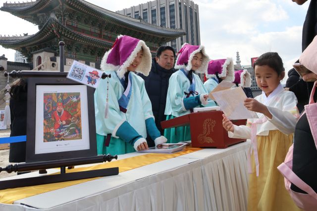 '푸른 용의 기운이 담긴 세화를 나눠드려요'<YONHAP NO-2806>