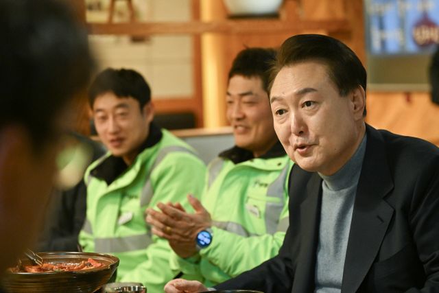 설 연휴 첫날 환경공무관들과 조찬하는 윤석열 대통령