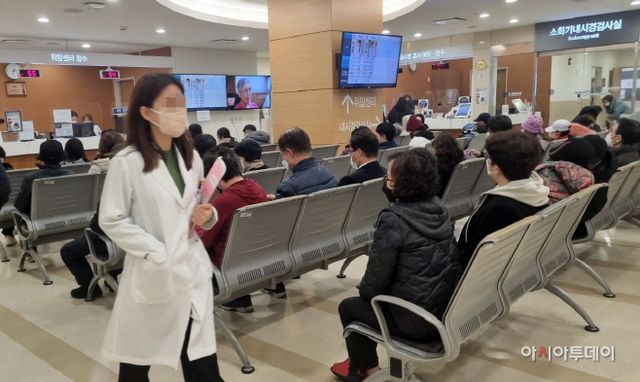 [포토]전공의 집단 사직 사흘째, 길어지는 진료 대기시간