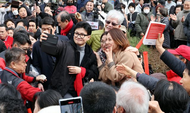 한동훈, 영통구청사거리 인사