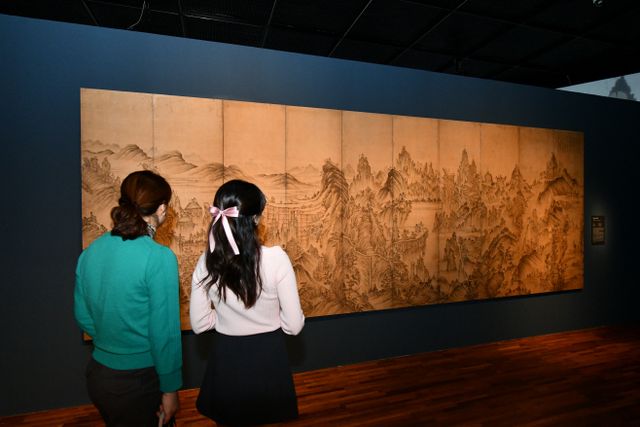 보산도병풍 디지털 영상 전시 관람하는 관람객들
