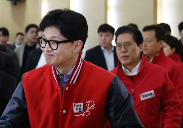 미소지으며 입장<YONHAP NO-1934>