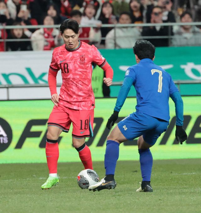 드리블하는 이강인<YONHAP NO-6313>