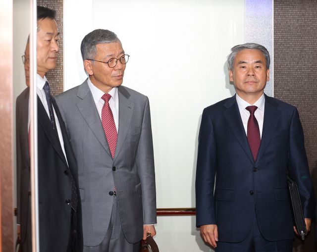 방산협력 관련 회의 참석하는 대사들<YONHAP NO-2793>