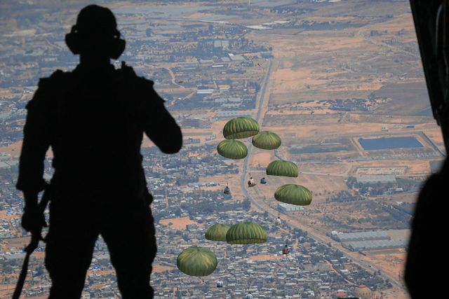 TOPSHOT-JORDAN-PALESTINIAN-ISRAEL-CONFLICT-AID-AIRDROP