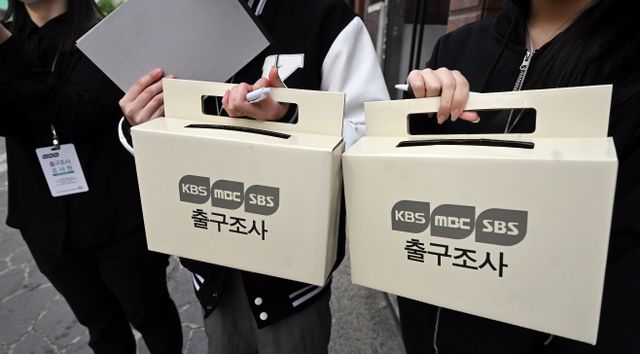 [포토]수유중앙시장 앞에서 방송사 출구조사하는 조사원들