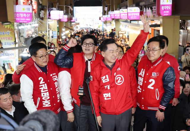 울산 신정시장서 인사하는 한동훈 비대위원장<YONHAP NO-3269>