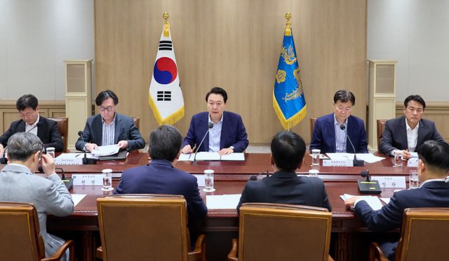 윤석열 대통령, 중동사태 긴급 경제·안보 회의 주재