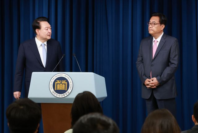 신임 비서실장에 발언 청하는 윤석열 대통령