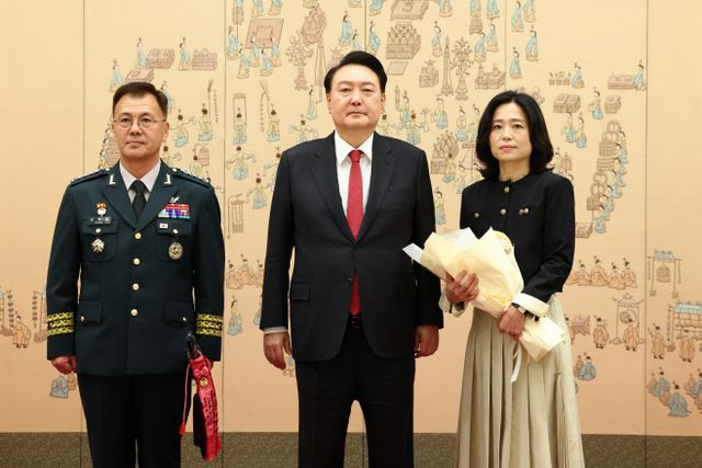 윤석열 대통령, 강호필 합참 차장에게 삼정검 수치 수여