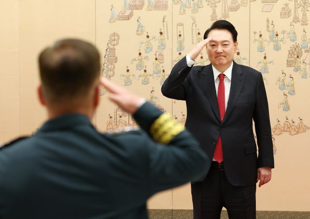 거수경례 받는 윤석열 대통령