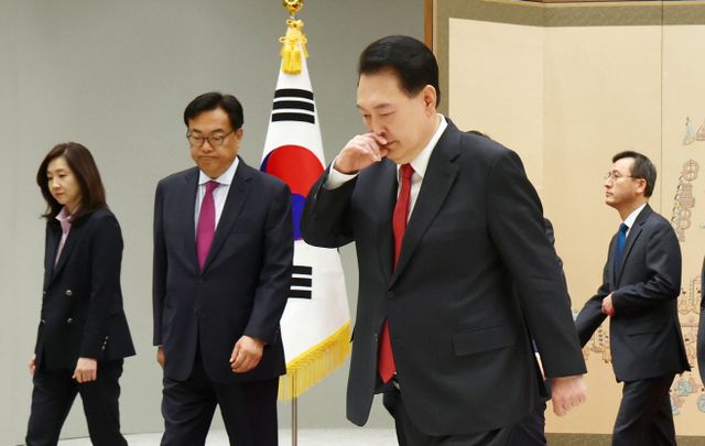 환담장 향하는 윤석열 대통령<YONHAP NO-2391>