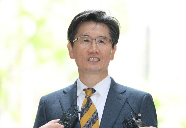 취재진 질문 받는 오동운 공수처장 후보<YONHAP NO-2970>