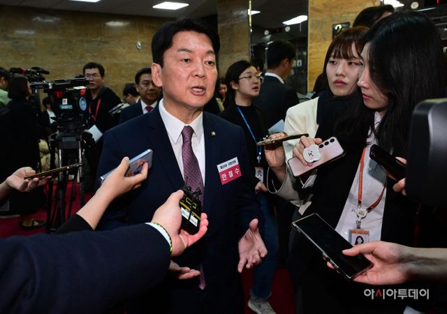 [포토] 질문에 답하는 안철수 의원