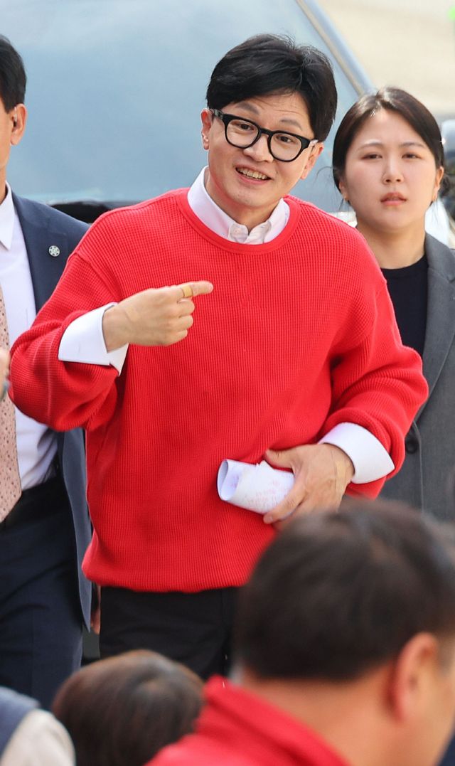 거제 지원유세 나선 한동훈 비대위원장<YONHAP NO-2046>