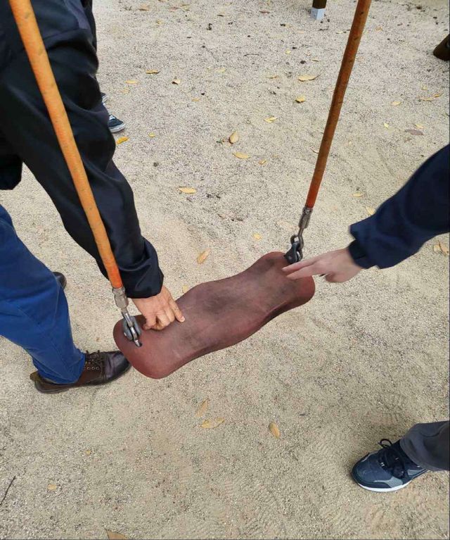 노후로 색이 변질된 그네