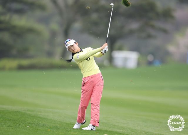 이예원이 아이언 샷을 하고 있다. KLPGA